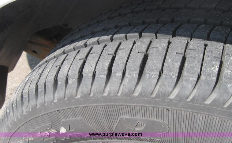 image for item 2005 2003 Ford Taurus SE