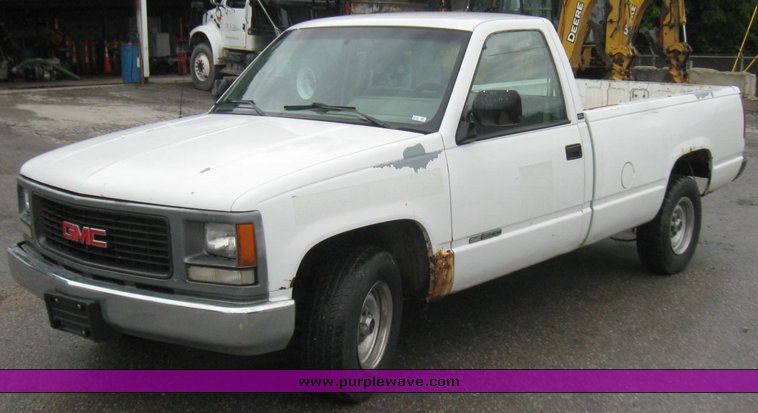 image for item 2210 1994 GMC Sierra C1500 pickup truck
