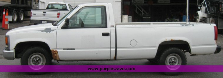 image for item 2210 1994 GMC Sierra C1500 pickup truck