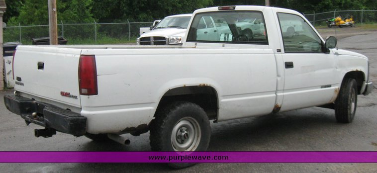 image for item 2210 1994 GMC Sierra C1500 pickup truck