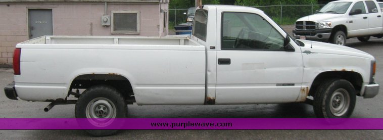 image for item 2210 1994 GMC Sierra C1500 pickup truck