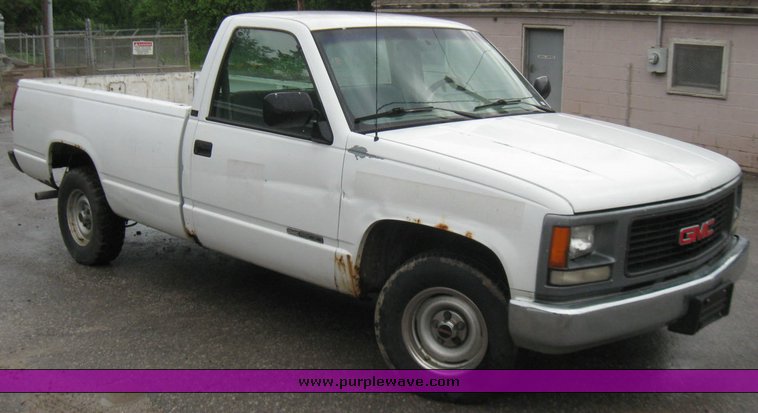 image for item 2210 1994 GMC Sierra C1500 pickup truck