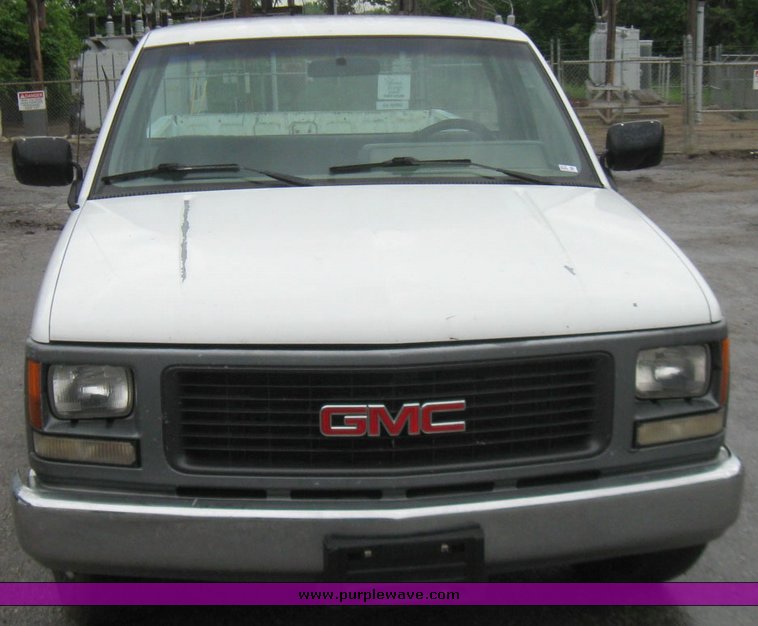 image for item 2210 1994 GMC Sierra C1500 pickup truck