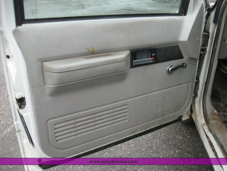 image for item 2210 1994 GMC Sierra C1500 pickup truck