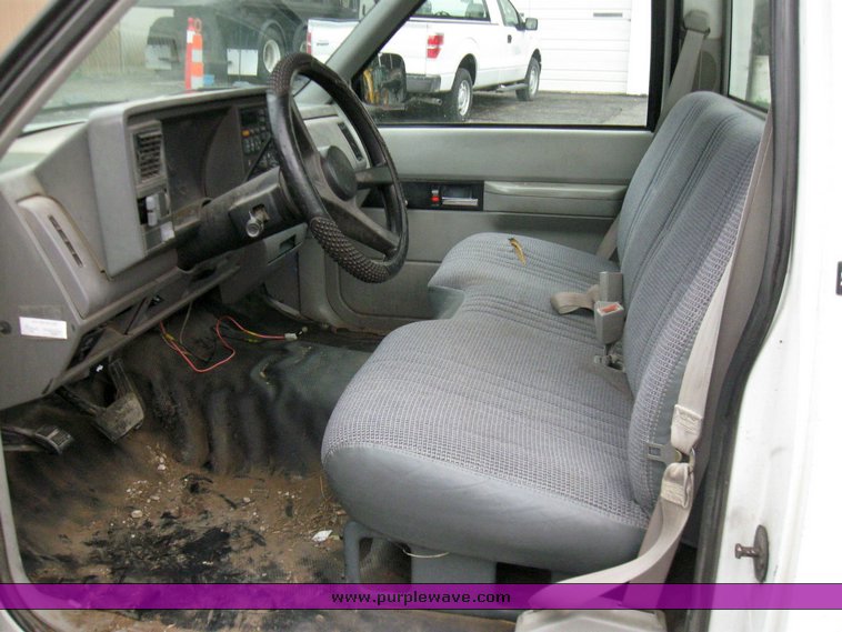 image for item 2210 1994 GMC Sierra C1500 pickup truck