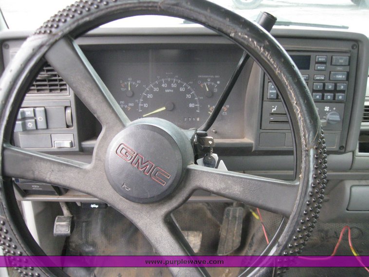 image for item 2210 1994 GMC Sierra C1500 pickup truck