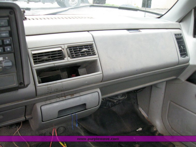 image for item 2210 1994 GMC Sierra C1500 pickup truck