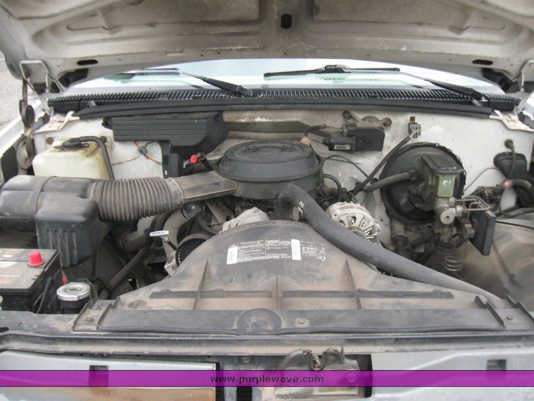 image for item 2210 1994 GMC Sierra C1500 pickup truck