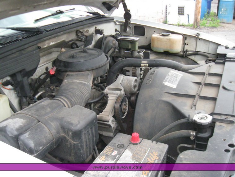 image for item 2210 1994 GMC Sierra C1500 pickup truck