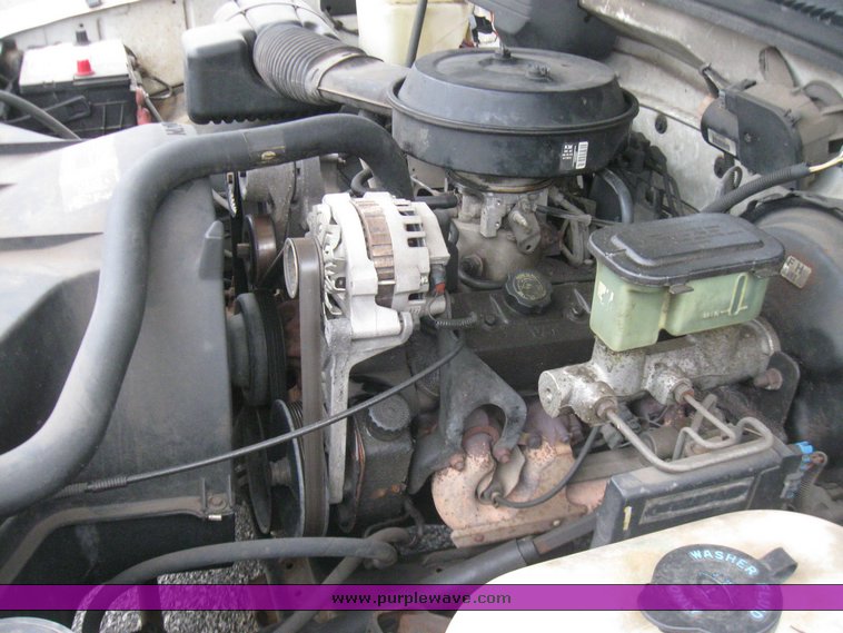 image for item 2210 1994 GMC Sierra C1500 pickup truck