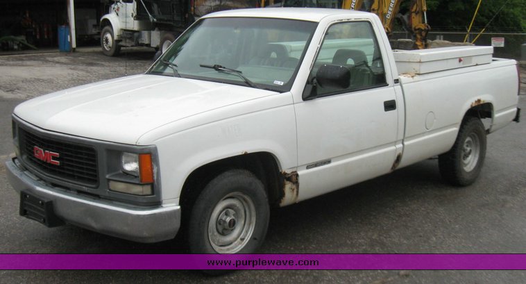 image for item 2213 1994 GMC Sierra C1500 pickup truck
