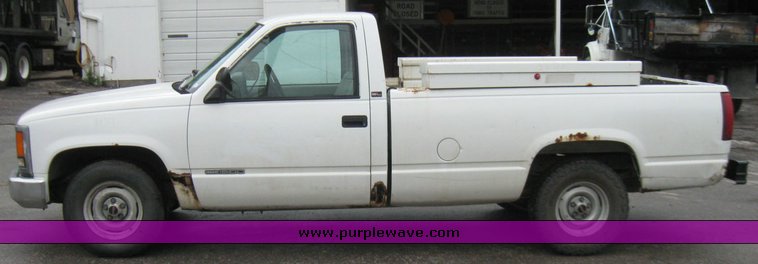 image for item 2213 1994 GMC Sierra C1500 pickup truck