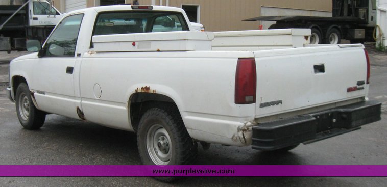image for item 2213 1994 GMC Sierra C1500 pickup truck