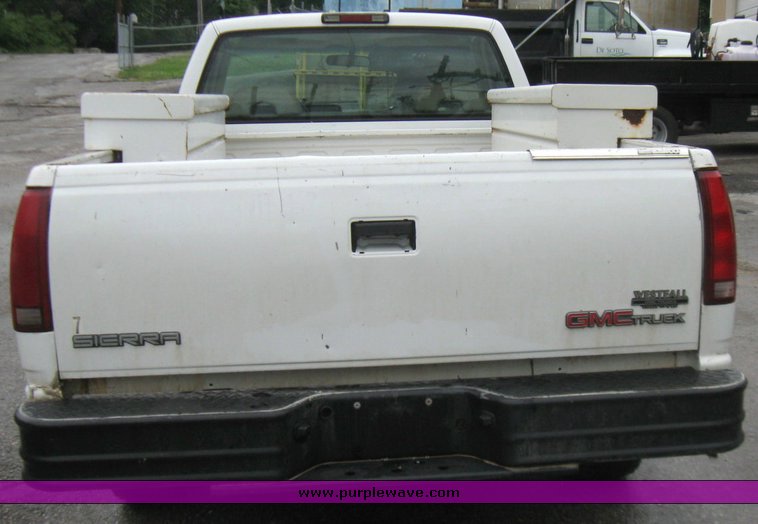 image for item 2213 1994 GMC Sierra C1500 pickup truck