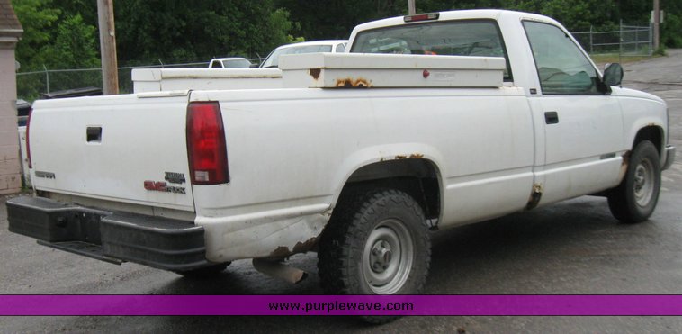 image for item 2213 1994 GMC Sierra C1500 pickup truck