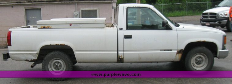 image for item 2213 1994 GMC Sierra C1500 pickup truck