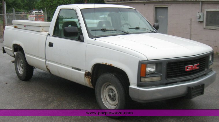 image for item 2213 1994 GMC Sierra C1500 pickup truck