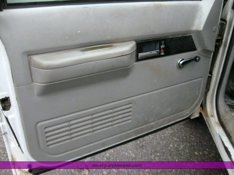 image for item 2213 1994 GMC Sierra C1500 pickup truck