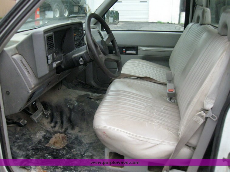 image for item 2213 1994 GMC Sierra C1500 pickup truck