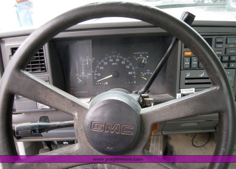 image for item 2213 1994 GMC Sierra C1500 pickup truck