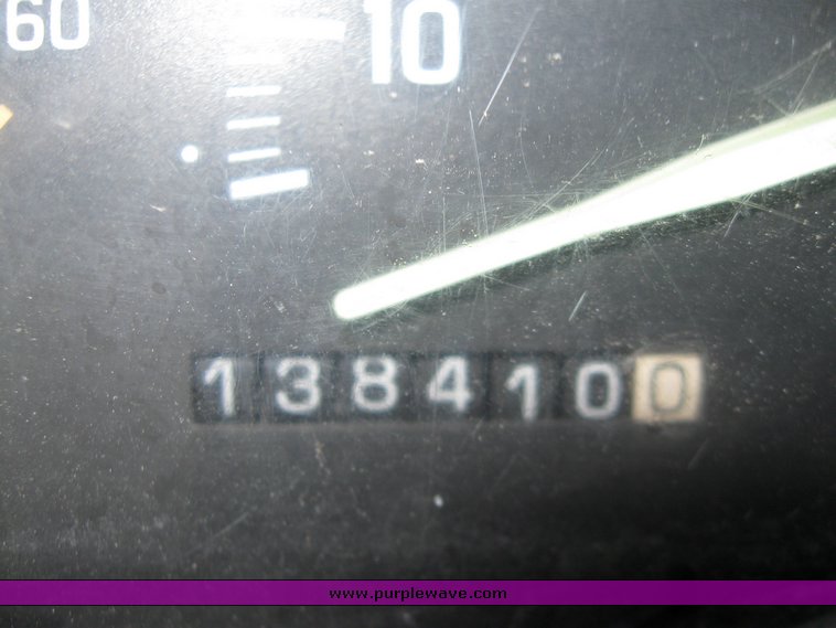 image for item 2213 1994 GMC Sierra C1500 pickup truck