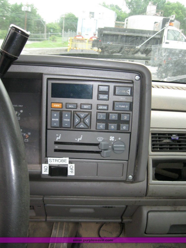 image for item 2213 1994 GMC Sierra C1500 pickup truck