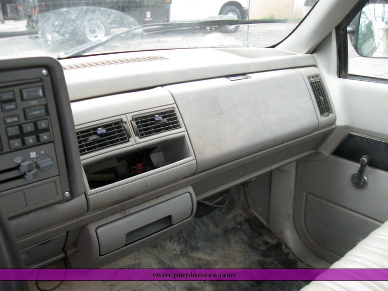 image for item 2213 1994 GMC Sierra C1500 pickup truck