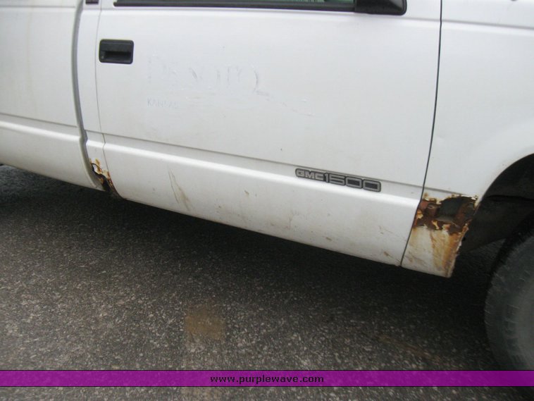 image for item 2213 1994 GMC Sierra C1500 pickup truck