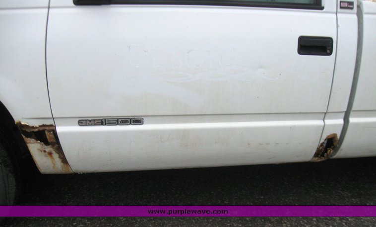 image for item 2213 1994 GMC Sierra C1500 pickup truck