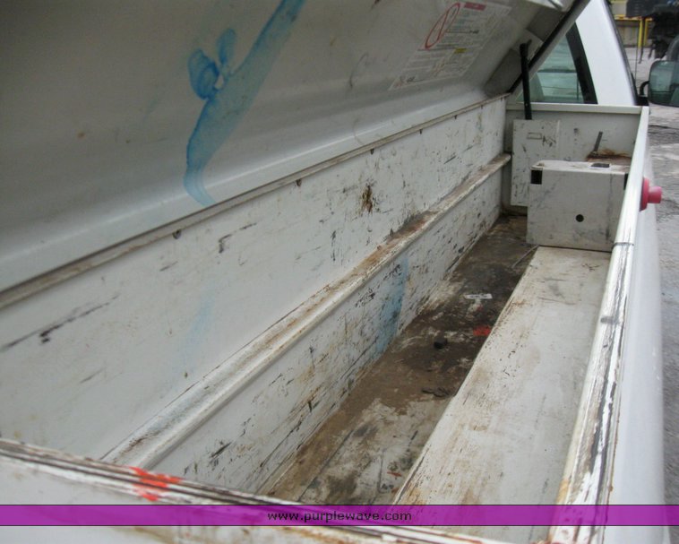 image for item 2213 1994 GMC Sierra C1500 pickup truck