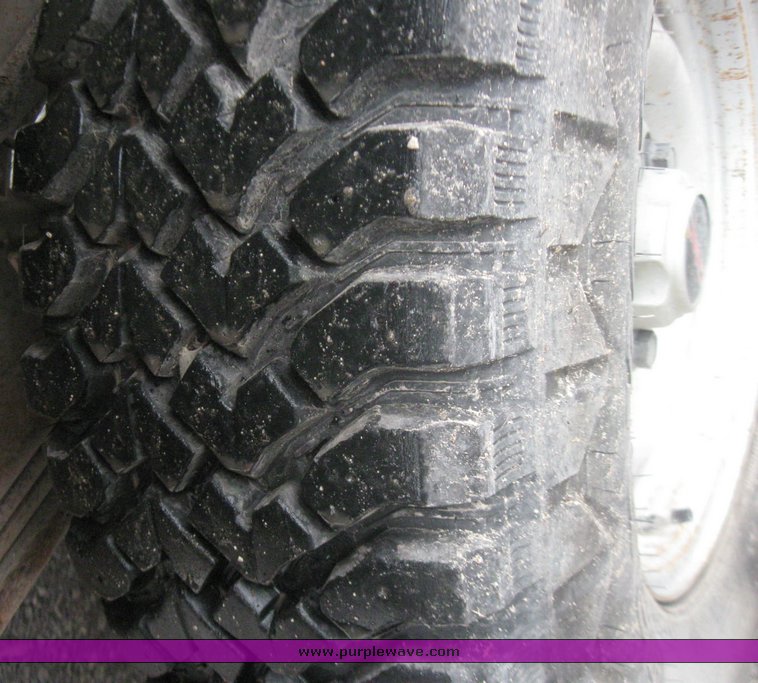 image for item 2213 1994 GMC Sierra C1500 pickup truck