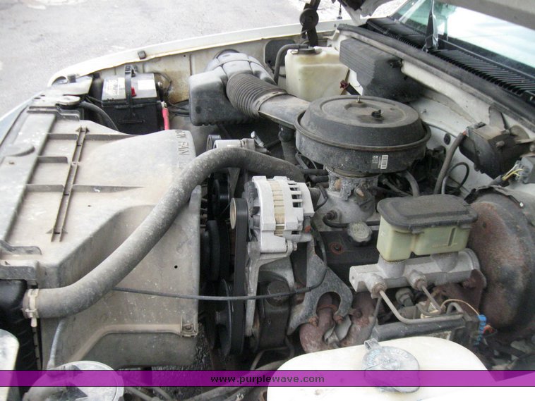 image for item 2213 1994 GMC Sierra C1500 pickup truck