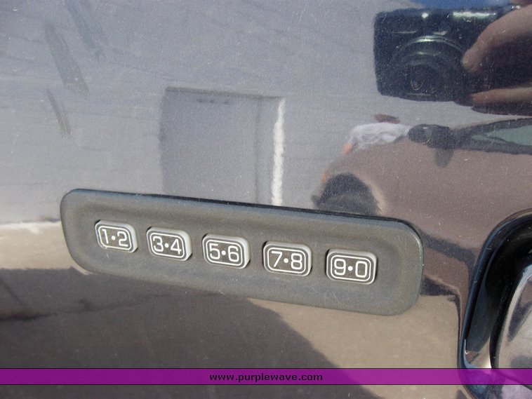 image for item 2216 2001 Ford Explorer Sport Trac