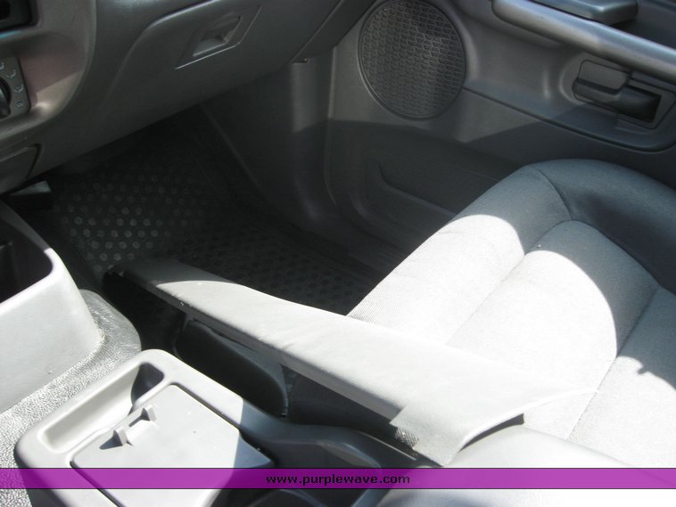 image for item 2216 2001 Ford Explorer Sport Trac