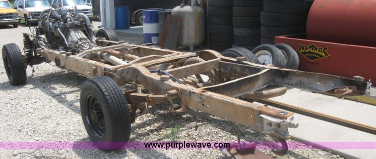 image for item 2499 2000 Ford E350 Bluebird school bus chassis, engine, and transmission