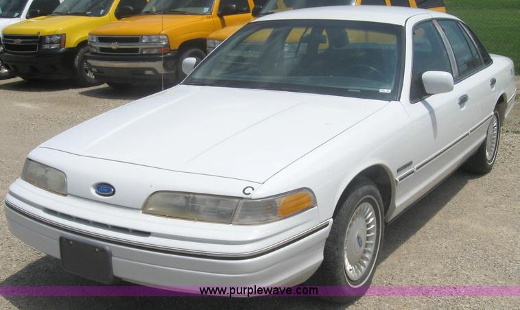 image for item 2501 1992 Ford Crown Victoria