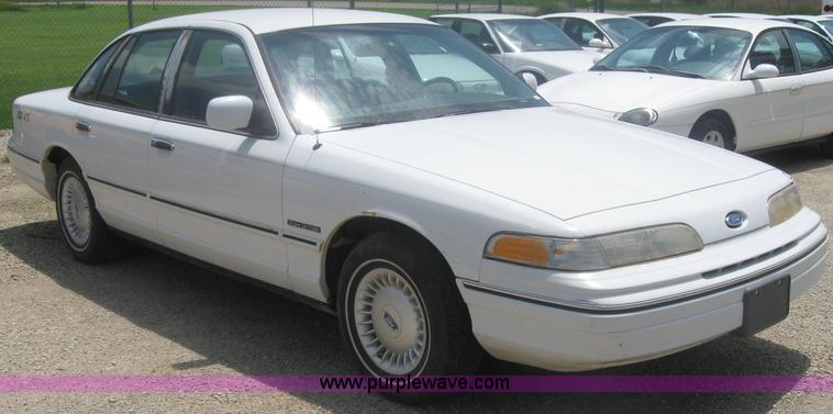 image for item 2501 1992 Ford Crown Victoria