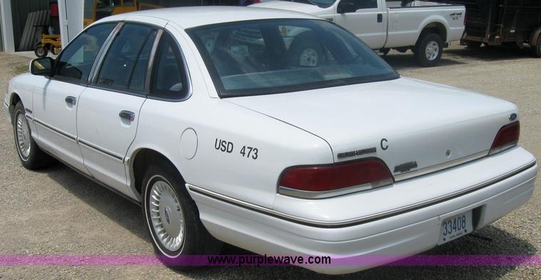 image for item 2501 1992 Ford Crown Victoria