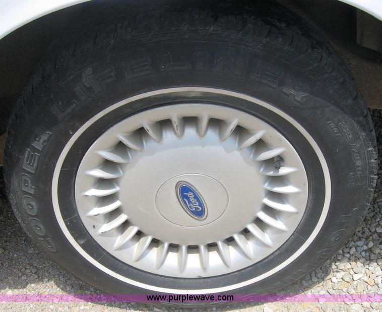 image for item 2501 1992 Ford Crown Victoria