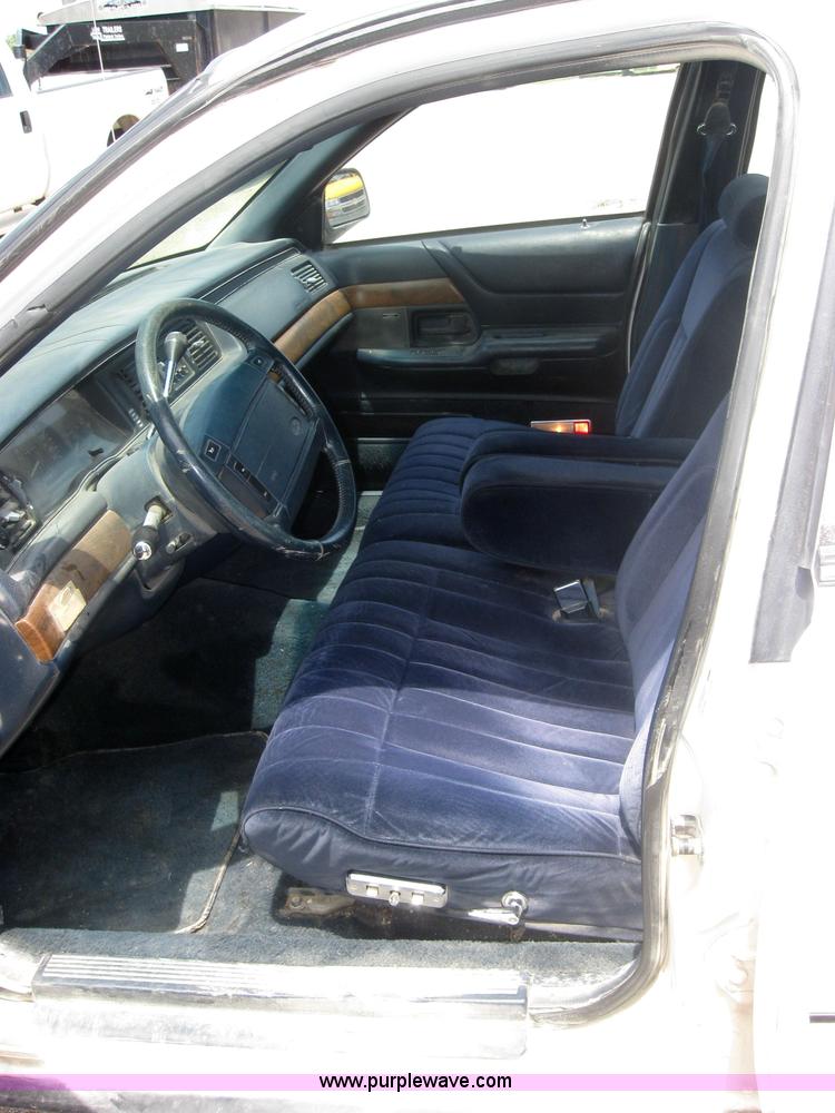 image for item 2501 1992 Ford Crown Victoria