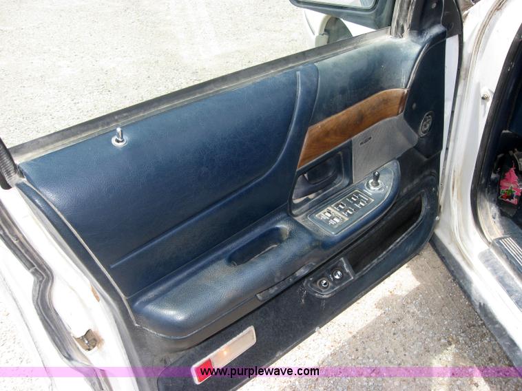image for item 2501 1992 Ford Crown Victoria