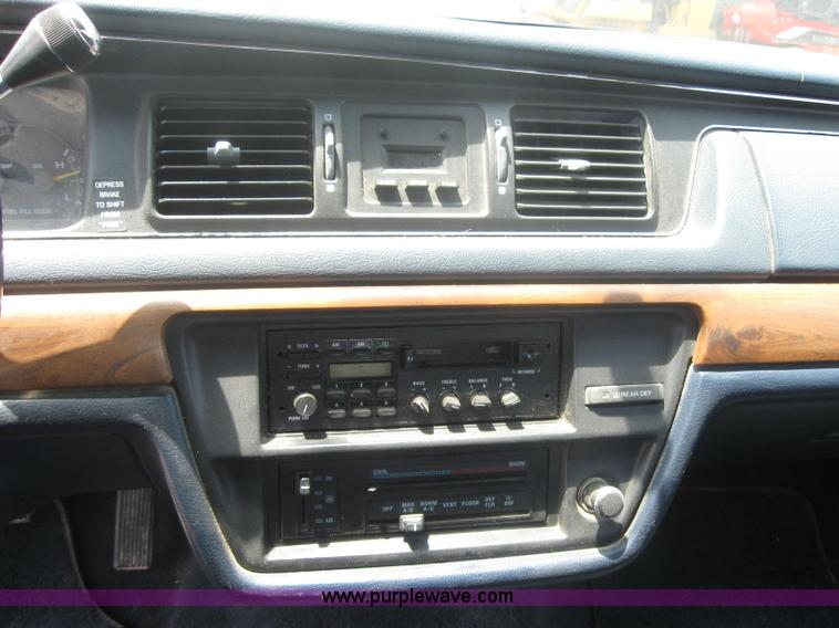 image for item 2501 1992 Ford Crown Victoria
