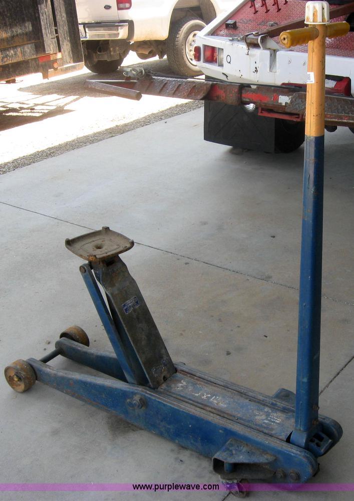 Walker four ton floor jack in Chapman, KS Item 2503 sold Purple Wave