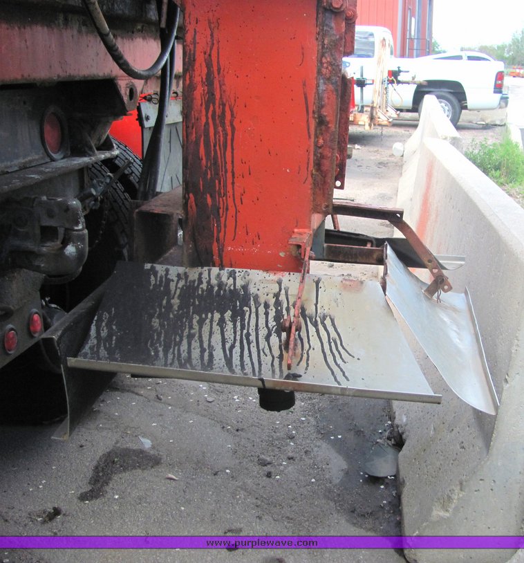 image for item 4393 1993 International 4900 6x4 tandem axle dump truck