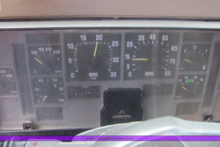 image for item 4393 1993 International 4900 6x4 tandem axle dump truck