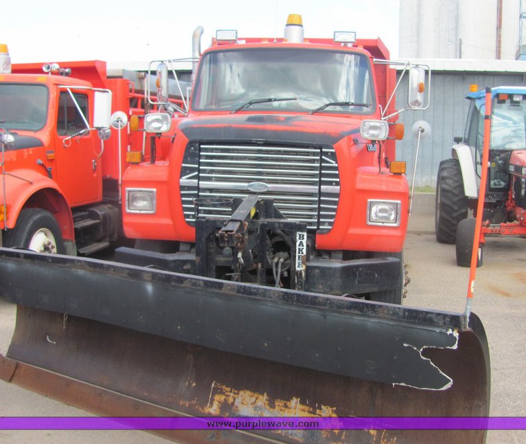 image for item 4394 1995 Ford LNT8000 dump truck