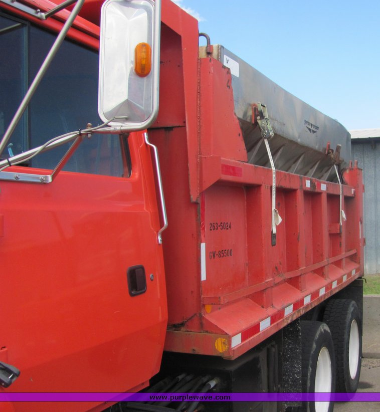 image for item 4394 1995 Ford LNT8000 dump truck