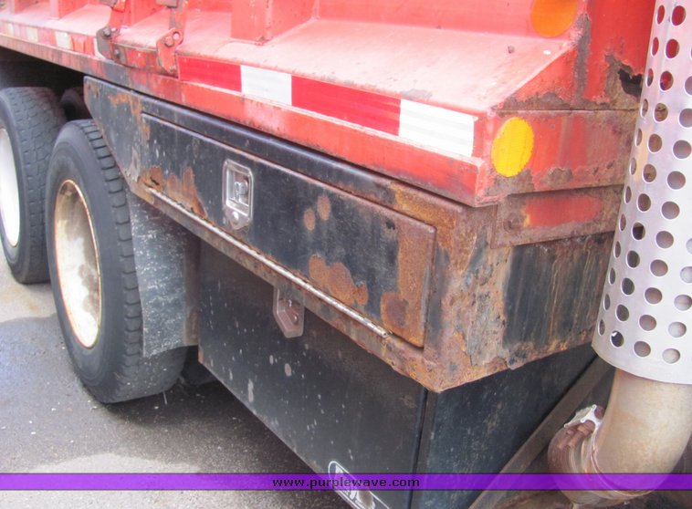 image for item 4394 1995 Ford LNT8000 dump truck