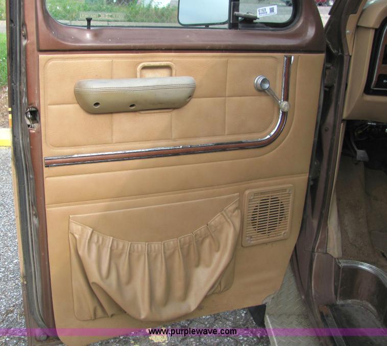image for item 6169 1984 Ford Club Wagon E250