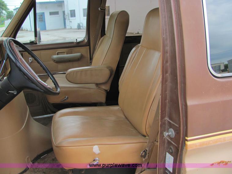 image for item 6169 1984 Ford Club Wagon E250